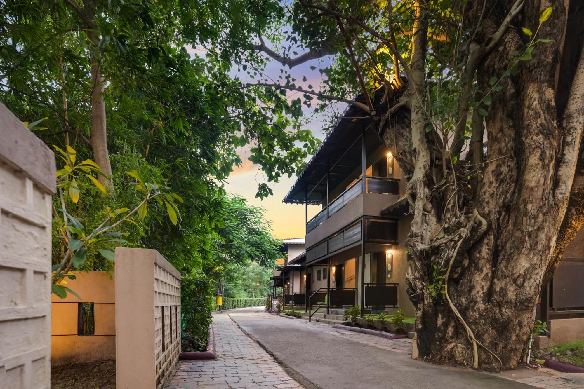 Club Mahindra Netrang Hotell Eksteriør bilde